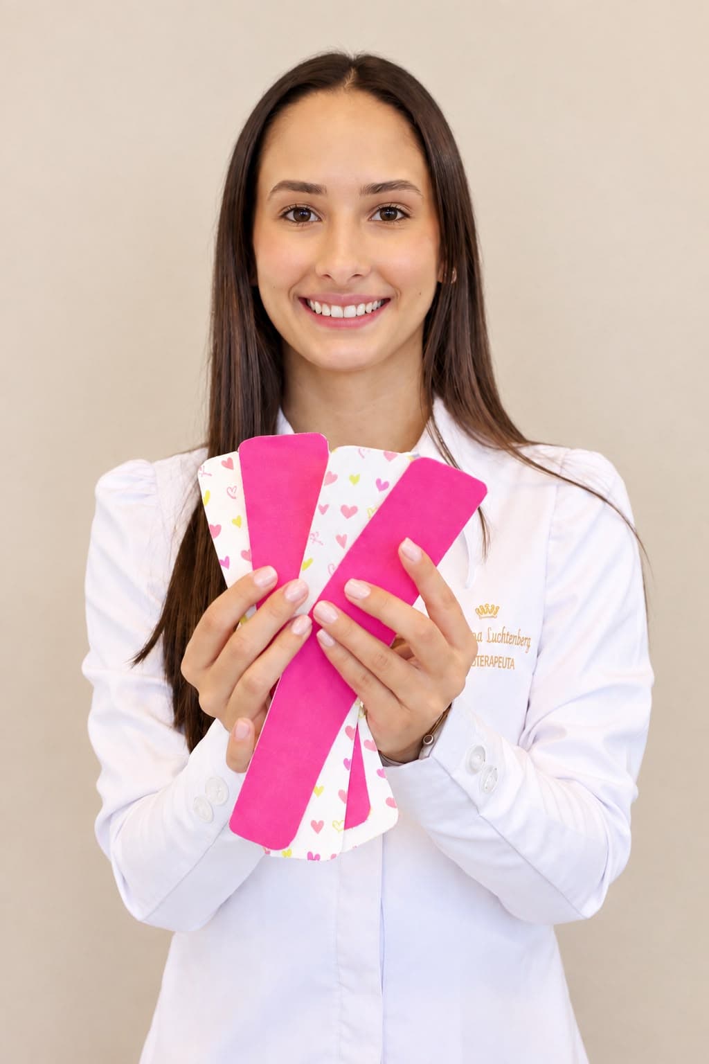 Dra. Hallana segurando bandagens elásticas de taping